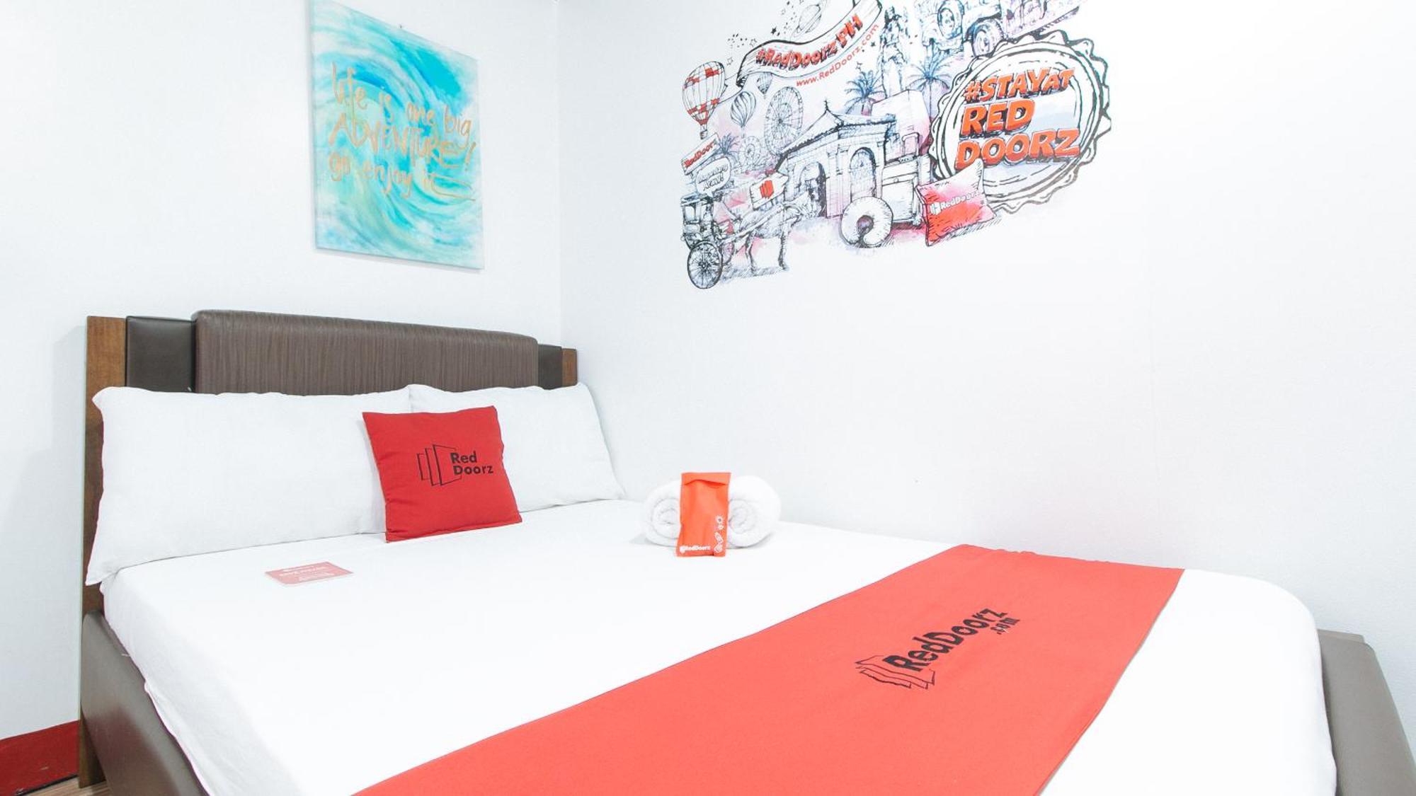 Reddoorz Near Quirino Station Hotel 2*